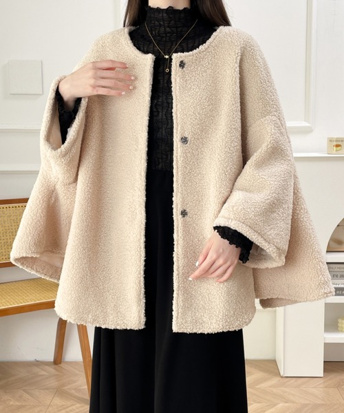 emi+（エミプラス）の「オーバーサイズボアドルマンポンチョコート（ポンチョ・レディース・ブラック/ベージュ/モカ・L/M）」の3枚目の写真