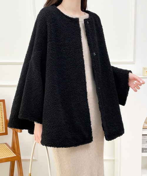 emi+（エミプラス）の「オーバーサイズボアドルマンポンチョコート（ポンチョ・レディース・ブラック/ベージュ/モカ・L/M）」の9枚目の写真