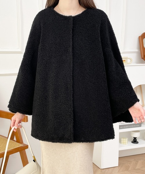 emi+（エミプラス）の「オーバーサイズボアドルマンポンチョコート（ポンチョ・レディース・ブラック/ベージュ/モカ・L/M）」の5枚目の写真