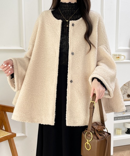 emi+（エミプラス）の「オーバーサイズボアドルマンポンチョコート（ポンチョ・レディース・ブラック/ベージュ/モカ・L/M）」の4枚目の写真