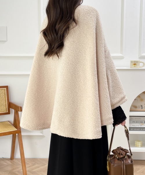 emi+（エミプラス）の「オーバーサイズボアドルマンポンチョコート（ポンチョ・レディース・ブラック/ベージュ/モカ・L/M）」の12枚目の写真