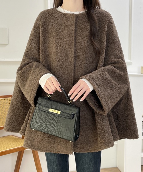 emi+（エミプラス）の「オーバーサイズボアドルマンポンチョコート（ポンチョ・レディース・ブラック/ベージュ/モカ・L/M）」の11枚目の写真