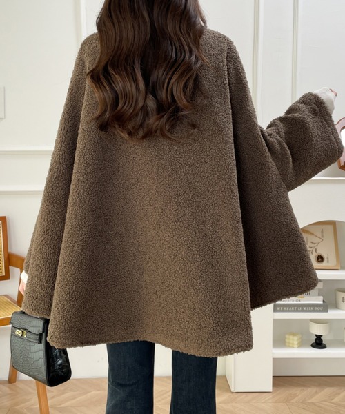 emi+（エミプラス）の「オーバーサイズボアドルマンポンチョコート（ポンチョ・レディース・ブラック/ベージュ/モカ・L/M）」の7枚目の写真