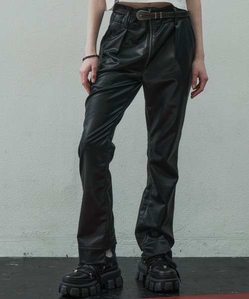 AIVER(アイバー)の「AIVER フェイクレザーセミフレアパンツ(その他パンツ・メンズ・ピンク系その他/ブラック・LARGE/MEDIUM/SMALL)」の2枚目の写真