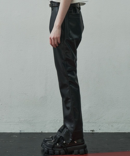AIVER(アイバー)の「AIVER フェイクレザーセミフレアパンツ(その他パンツ・メンズ・ピンク系その他/ブラック・LARGE/MEDIUM/SMALL)」の4枚目の写真