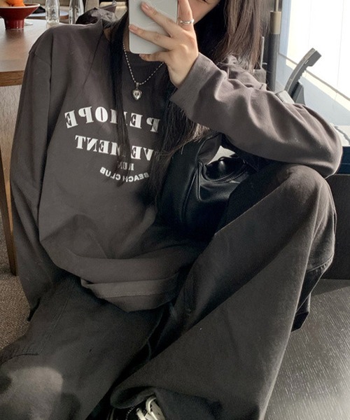 aimoha(アイモハ)の「ロゴプリント ルーズロングTシャツ(Tシャツ/カットソー・レディース・ダークグレー/ホワイト・FREE)」の21枚目の写真