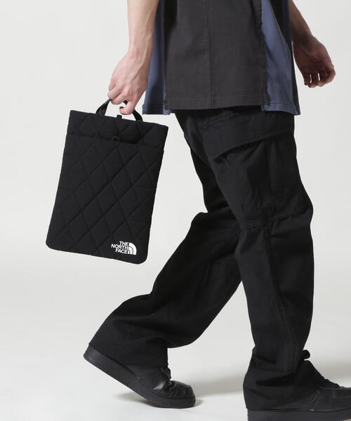THE NORTH FACE(ザノースフェイス)の「THE NORTH FACE (ザ・ノース・フェイス)Geoface PC Sleeve 13’ ジオフェイスピーシースリーブ13インチ(トートバッグ・メンズ・ブラック・F)」の6枚目の写真