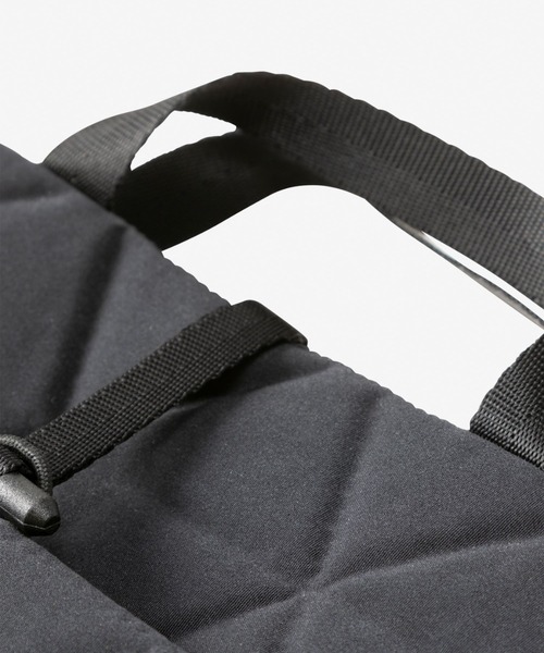 THE NORTH FACE(ザノースフェイス)の「THE NORTH FACE (ザ・ノース・フェイス)Geoface PC Sleeve 13’ ジオフェイスピーシースリーブ13インチ(トートバッグ・メンズ・ブラック・F)」の2枚目の写真