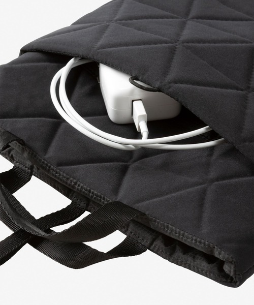THE NORTH FACE(ザノースフェイス)の「THE NORTH FACE (ザ・ノース・フェイス)Geoface PC Sleeve 13’ ジオフェイスピーシースリーブ13インチ(トートバッグ・メンズ・ブラック・F)」の5枚目の写真