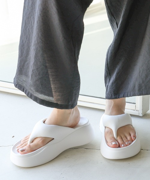 LEPSIM（レプシィム）の「EVA厚底トングサンダル　104667（サンダル・レディース・ブラック/オフホワイト/イエロー・LARGE/MEDIUM）」の2枚目の写真