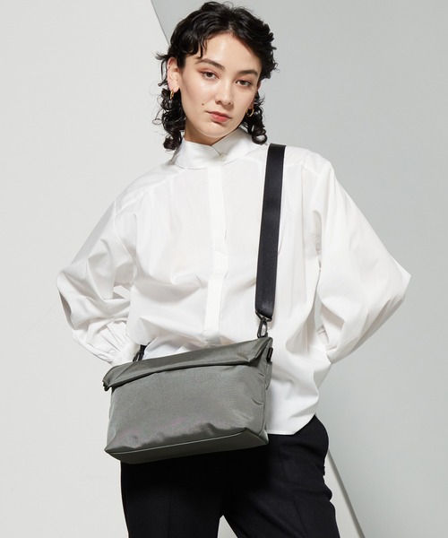 Y'SACCS(イザック)の「【大人のおしゃれ手帖5月号掲載】鶴田真由×Y'SACCS フラップショルダーバッグ(ショルダーバッグ・レディース・アイボリー/ブルー/ダークグレー・FREE)」の4枚目の写真
