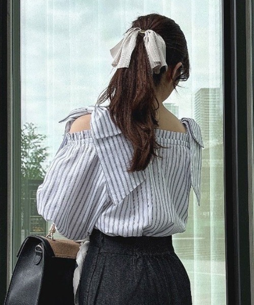 an another angelus(アンアナザーアンジェラス)の「ビッグリボンオフショルブラウス/ananotherangelus(シャツ/ブラウス・レディース・ホワイト×ブラック/オフホワイト/ブラック・FREE)」の2枚目の写真