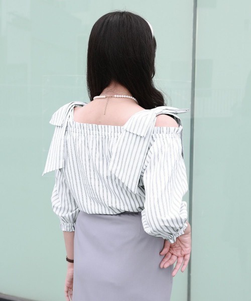 an another angelus(アンアナザーアンジェラス)の「ビッグリボンオフショルブラウス/ananotherangelus(シャツ/ブラウス・レディース・ホワイト×ブラック/オフホワイト/ブラック・FREE)」の6枚目の写真