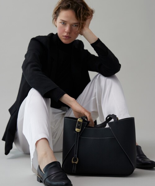 TOFF&LOADSTONE（トフアンドロードストーン）の「Wrap tote light shrink（ラップトート ライトシュリンク）L（トートバッグ・レディース・サンドベージュ/グレー系その他6/ブラウン系その他2/ホワイト系/ブラック/チャコールグレー・00）」の18枚目の写真