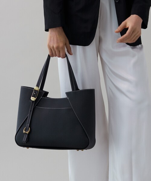 TOFF&LOADSTONE（トフアンドロードストーン）の「Wrap tote light shrink（ラップトート ライトシュリンク）L（トートバッグ・レディース・サンドベージュ/グレー系その他6/ブラウン系その他2/ホワイト系/ブラック/チャコールグレー・00）」の19枚目の写真