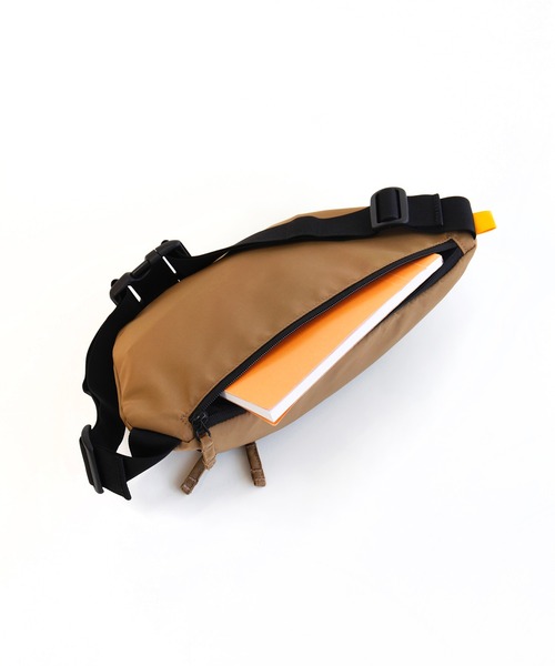 KELTY（ケルティ）の「＜環境にやさしくタフ！KELTYのスリムミニボディバッグ＞【KELTY】80's SLIM FANNY（ボディバッグ/ウエストポーチ・レディース・モカ/ブラック/グレー系その他・FREE）」の6枚目の写真