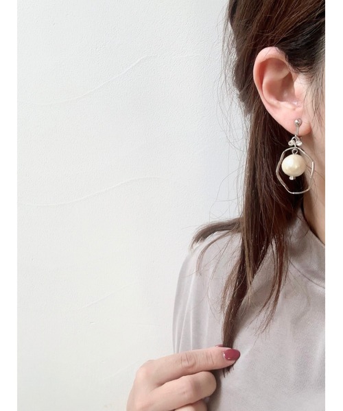 tone(トーン)の「【YM】シルバー×コットンパール きれいめ パーティ サージカルステンレス アレルギー対応(MA)(ピアス(両耳用)・レディース・シルバー・FREE)」の3枚目の写真