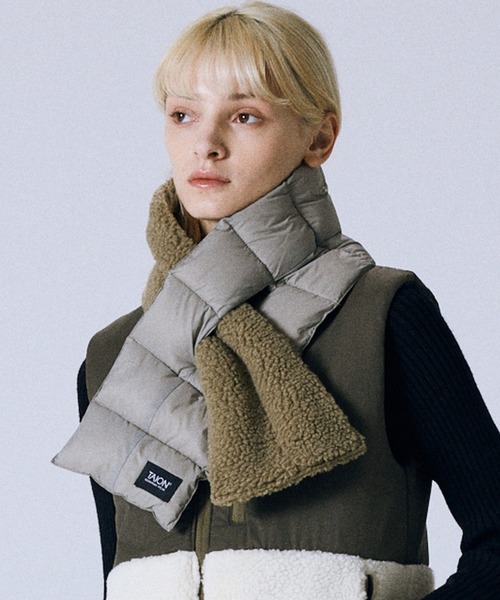 TAION（タイオン）の「【TAION(タイオン)】〈グッズ〉マウンテン アシンメトリー ダウン×ボア マフラー（マフラー・メンズ・ネイビー系1/ベージュ系その他2/ブラック×ベージュ/ブラック×ブラック/レッド系その他3/オリーブ系/パープル系その他2/オリーブ系2/ネイビー系2/ネイビー系4/グリーン系その他4/ライトグレー系3/ブラウン系その他4/ライトグレー系/グレー系その他3/ブラウン系その他7/ネイビー系5・ONESIZE）」の5枚目の写真