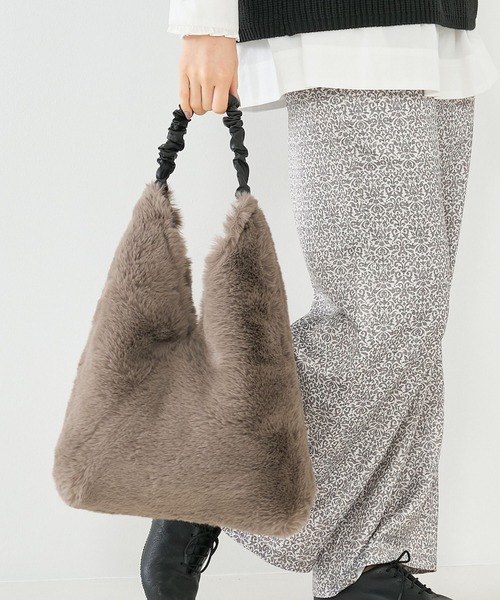 CACHELLIE(カシェリエ)の「【WEB限定】【CACHELLIE】FUR TOTEBAG ギャザーハンドルファートートバッグ(トートバッグ・レディース・ブラック/ベージュ/グレイッシュベージュ・フリー)」の3枚目の写真