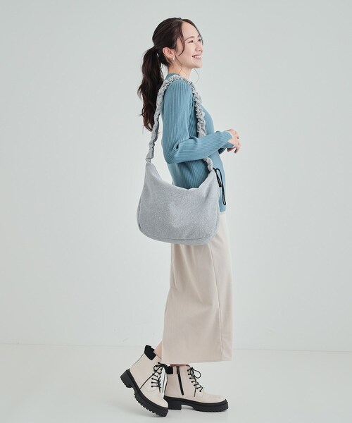 SHOO・LA・RUE（シューラルー）の「◆旬なラメ使いが目を惹く ギャザーショルダーバッグ（ショルダーバッグ・レディース・ブラック/シルバー系その他/シルバー・00）」の14枚目の写真