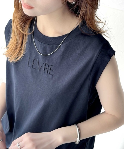 classicalelf(クラシカルエルフ)の「夏コーデの主役!シルケット胸元刺繍サイド裾スリット入りノースリーブカットソー(Tシャツ/カットソー・レディース・ブルー/チャコール/グレイッシュベージュ/ネイビー/オフホワイト・SMALL/MEDIUM/X-LARGE/LARGE)」の4枚目の写真