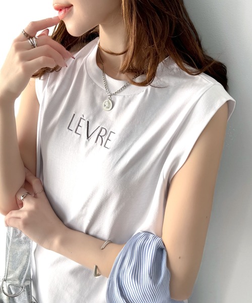 classicalelf(クラシカルエルフ)の「夏コーデの主役!シルケット胸元刺繍サイド裾スリット入りノースリーブカットソー(Tシャツ/カットソー・レディース・ブルー/チャコール/グレイッシュベージュ/ネイビー/オフホワイト・SMALL/MEDIUM/X-LARGE/LARGE)」の1枚目の写真