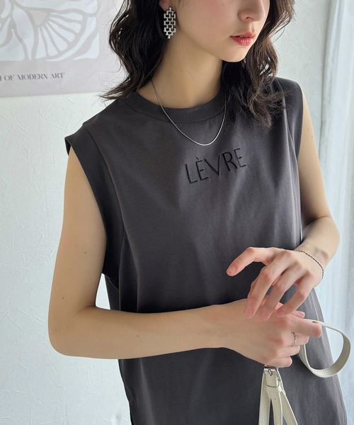 classicalelf(クラシカルエルフ)の「夏コーデの主役!シルケット胸元刺繍サイド裾スリット入りノースリーブカットソー(Tシャツ/カットソー・レディース・ブルー/チャコール/グレイッシュベージュ/ネイビー/オフホワイト・SMALL/MEDIUM/X-LARGE/LARGE)」の6枚目の写真