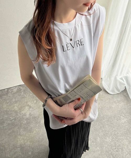classicalelf(クラシカルエルフ)の「夏コーデの主役!シルケット胸元刺繍サイド裾スリット入りノースリーブカットソー(Tシャツ/カットソー・レディース・ブルー/チャコール/グレイッシュベージュ/ネイビー/オフホワイト・SMALL/MEDIUM/X-LARGE/LARGE)」の15枚目の写真