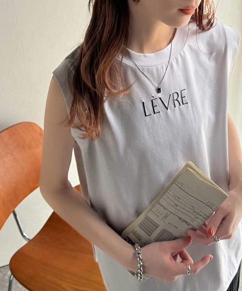 classicalelf(クラシカルエルフ)の「夏コーデの主役!シルケット胸元刺繍サイド裾スリット入りノースリーブカットソー(Tシャツ/カットソー・レディース・ブルー/チャコール/グレイッシュベージュ/ネイビー/オフホワイト・SMALL/MEDIUM/X-LARGE/LARGE)」の14枚目の写真