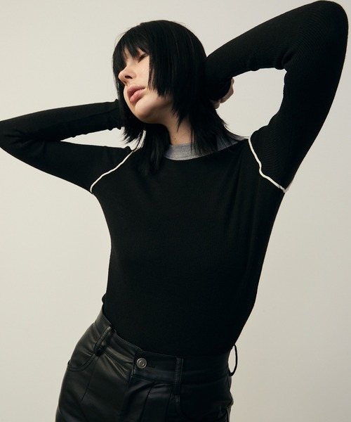 uyu.(ウユ)の「ショルダーラインバイカラーリブニットトップス【uyu./ウユ】(Tシャツ/カットソー・レディース・グリーン/レッド/ブラック・FREE)」の4枚目の写真