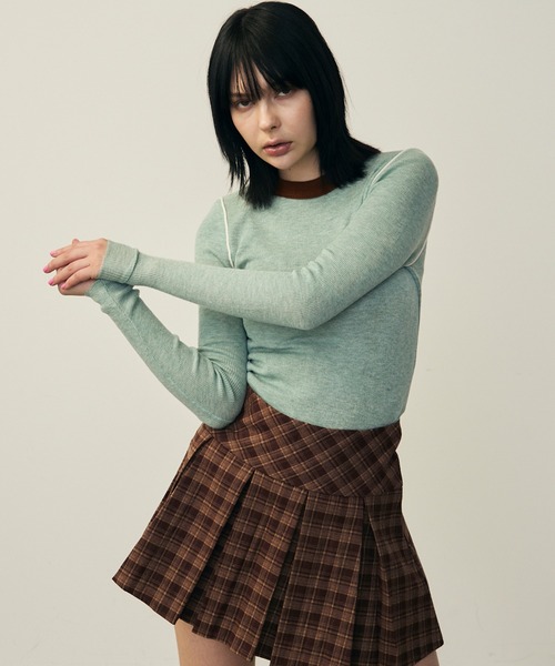uyu.(ウユ)の「ショルダーラインバイカラーリブニットトップス【uyu./ウユ】(Tシャツ/カットソー・レディース・グリーン/レッド/ブラック・FREE)」の9枚目の写真