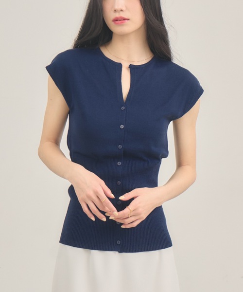 NEUNA（ヌナ）の「キーネックベストトップ（ベスト・レディース・ベージュ/ネイビー・FREE）」の15枚目の写真