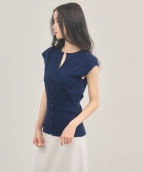 NEUNA（ヌナ）の「キーネックベストトップ（ベスト・レディース・ベージュ/ネイビー・FREE）」の22枚目の写真