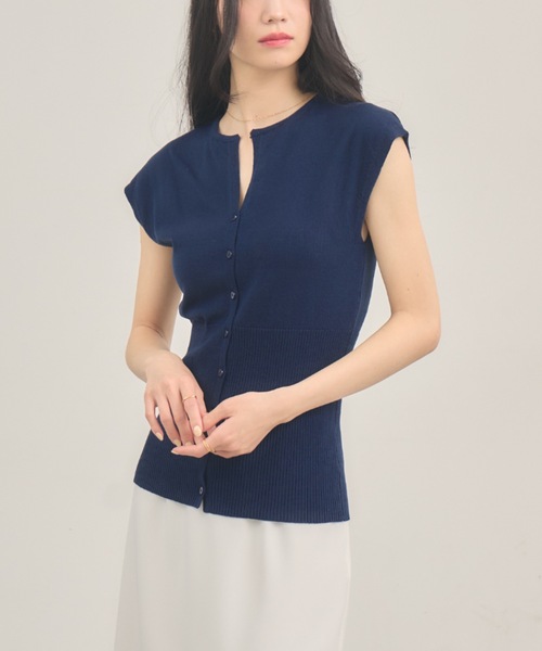 NEUNA（ヌナ）の「キーネックベストトップ（ベスト・レディース・ベージュ/ネイビー・FREE）」の16枚目の写真