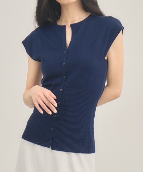 NEUNA（ヌナ）の「キーネックベストトップ（ベスト・レディース・ベージュ/ネイビー・FREE）」の14枚目の写真