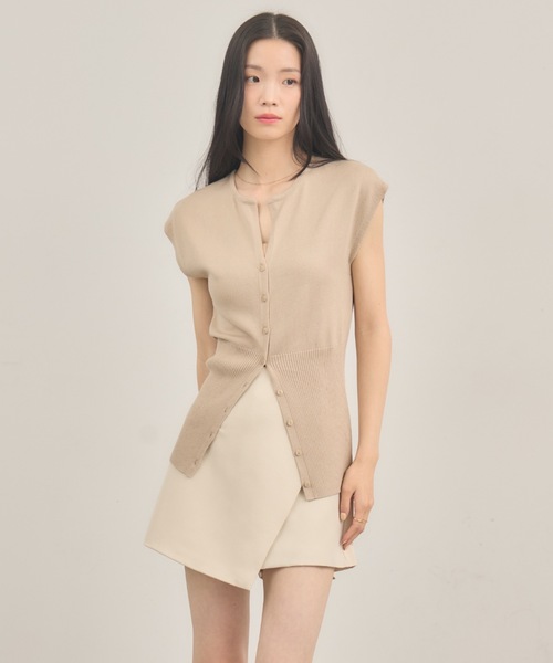 NEUNA（ヌナ）の「キーネックベストトップ（ベスト・レディース・ベージュ/ネイビー・FREE）」の5枚目の写真