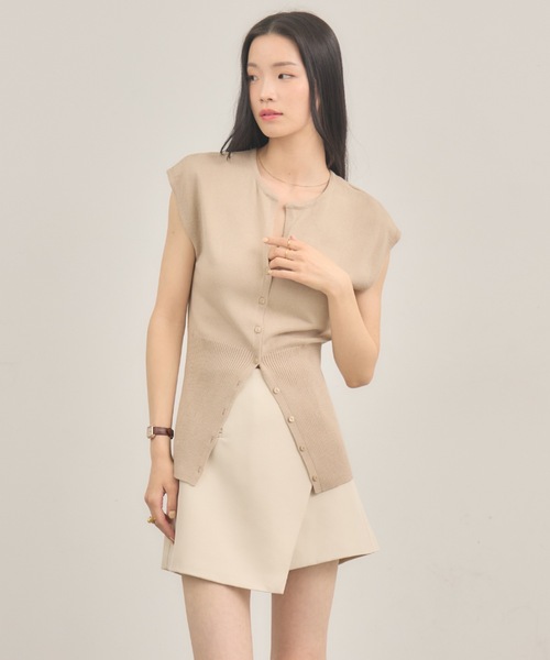 NEUNA（ヌナ）の「キーネックベストトップ（ベスト・レディース・ベージュ/ネイビー・FREE）」の8枚目の写真