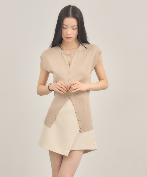 NEUNA（ヌナ）の「キーネックベストトップ（ベスト・レディース・ベージュ/ネイビー・FREE）」の7枚目の写真