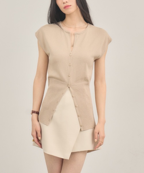 NEUNA（ヌナ）の「キーネックベストトップ（ベスト・レディース・ベージュ/ネイビー・FREE）」の4枚目の写真