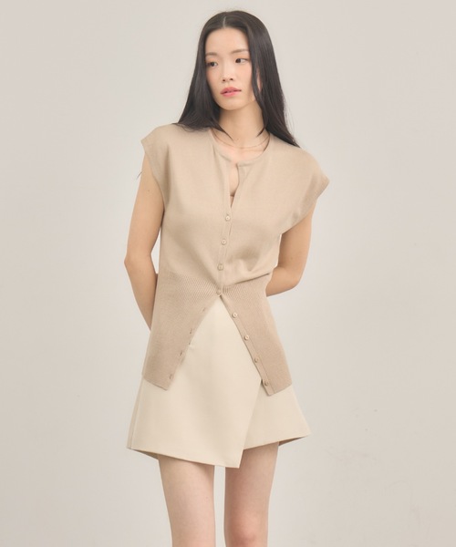 NEUNA（ヌナ）の「キーネックベストトップ（ベスト・レディース・ベージュ/ネイビー・FREE）」の6枚目の写真
