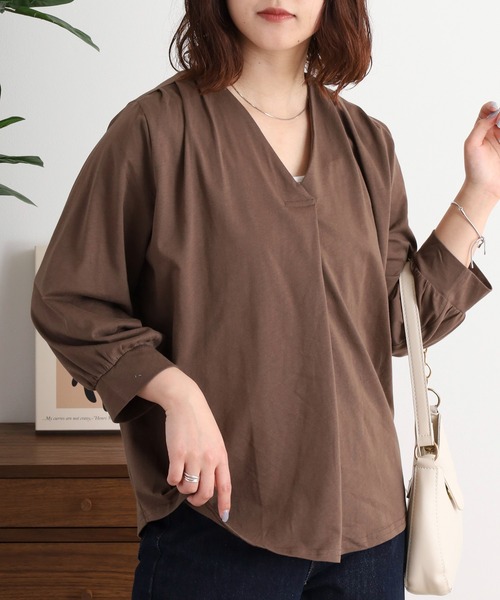 atONE(アットワン)の「ブラウス風タックスキッパー 七分丈Tシャツ(Tシャツ/カットソー・レディース・グレイッシュベージュ/チャコールグレー/ブラック/ホワイト/モカ・LL~3L/M-L/4L~5L)」の4枚目の写真