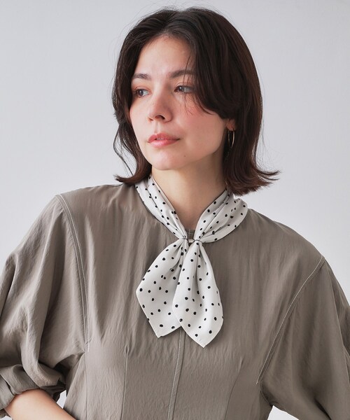 OPAQUE.CLIP（オペークドットクリップ）の「【接触冷感／UVケア】マグネットスカーフ（バンダナ/スカーフ・レディース・ホワイト系3/グレー系/ベージュ系/ブラック系・00）」の5枚目の写真