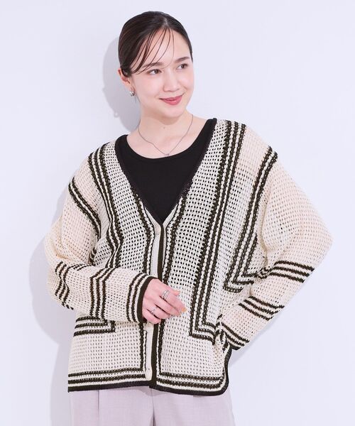 SHOO・LA・RUE（シューラルー）の「レースのような編み柄が上品 Vネックカーディガン（カーディガン/ボレロ・レディース・アイボリー/ブラック/グリーン系・00）」の4枚目の写真