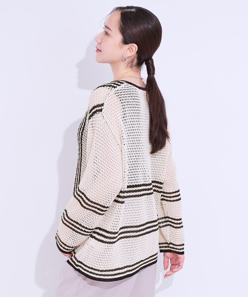 SHOO・LA・RUE（シューラルー）の「レースのような編み柄が上品 Vネックカーディガン（カーディガン/ボレロ・レディース・アイボリー/ブラック/グリーン系・00）」の5枚目の写真