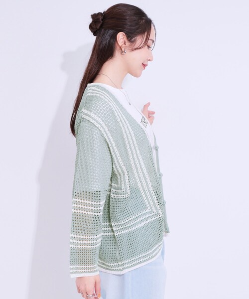 SHOO・LA・RUE（シューラルー）の「レースのような編み柄が上品 Vネックカーディガン（カーディガン/ボレロ・レディース・アイボリー/ブラック/グリーン系・00）」の13枚目の写真