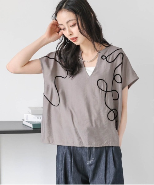 SUGAR BISKET(シュガービスケット)の「コード刺繍リネンライクトップス(Tシャツ/カットソー・レディース・グレイッシュベージュ/ブラック/ホワイト・フリー)」の1枚目の写真