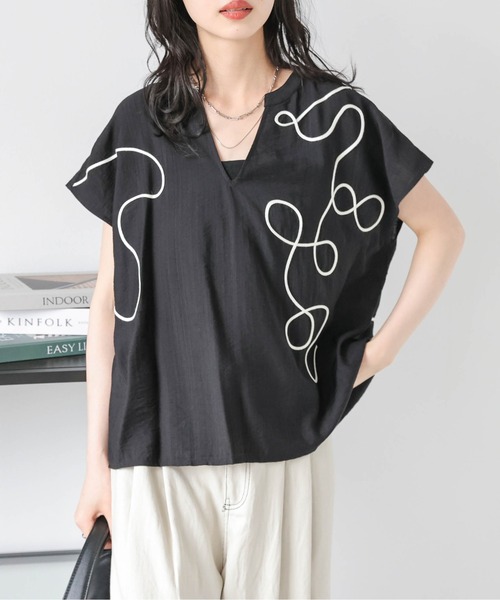 SUGAR BISKET(シュガービスケット)の「コード刺繍リネンライクトップス(Tシャツ/カットソー・レディース・グレイッシュベージュ/ブラック/ホワイト・フリー)」の3枚目の写真
