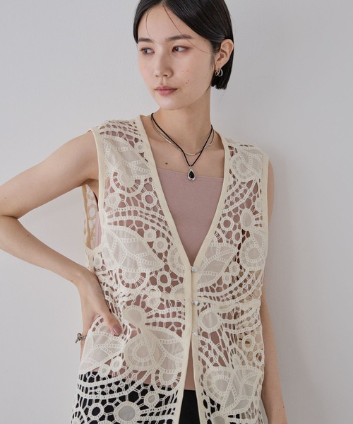 JEANASIS（ジーナシス）の「レースギャザーベスト/574587（ベスト・レディース・ブラック/ブラウン/オフホワイト・FREE）」の18枚目の写真
