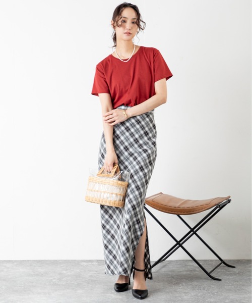 MILLION CARATS（ミリオンカラッツ）の「【体型カバー◎】Iライン×バイアスチェックで華奢見え！きちんと見えも女っぽさも叶う！チェック柄で魅せる、きれいめ映えする大人の美シルエットスカート。シンプルトップス合わせで即完成、毎日の着こなしがぐっと垢抜ける万能アイテム！（スカート・レディース・ブラウン/ベージュ/ブラック・FREE）」の6枚目の写真