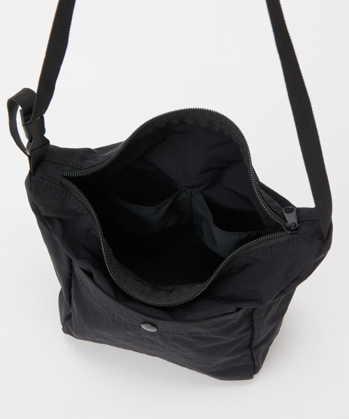 COLONY 2139(コロニートゥーワンスリーナイン)の「超軽量70g 撥水ソフトナイロンミニショルダー(ショルダーバッグ・メンズ・ブラック・FREE)」の3枚目の写真